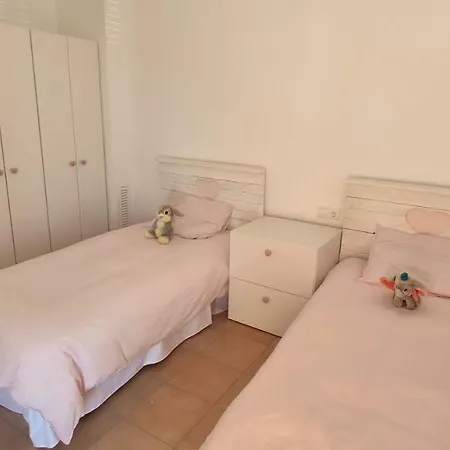 Moderna Cerca De La Playa Almadrava لاميتّيا ذي مار